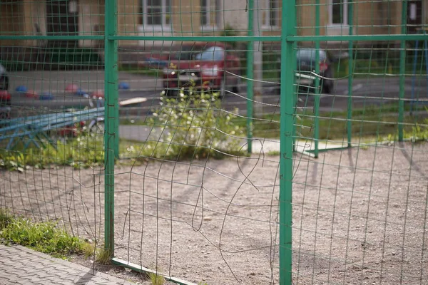 Bir basketbol sahası metal çit kırık örgü