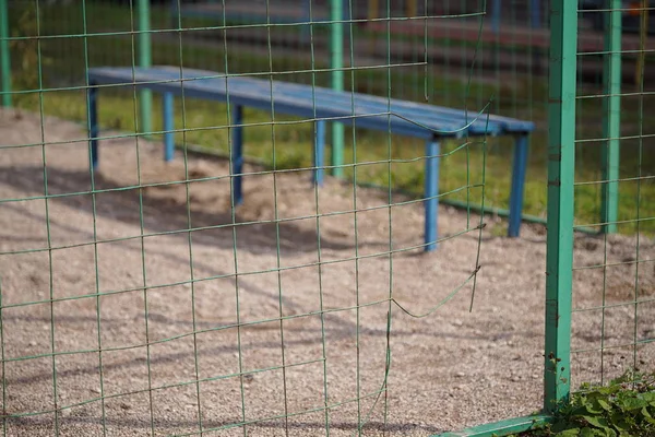 Bir basketbol sahası metal çit kırık örgü
