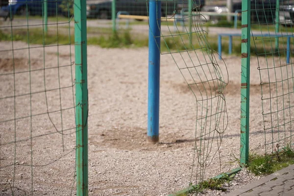 Bir basketbol sahası metal çit kırık örgü
