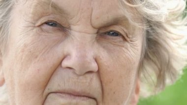 Ciddi olgun yaşlı kadın portresi. Yakın çekim