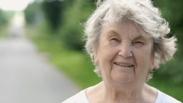 Portrait de femme âgée mature souriante à l'extérieur — Video