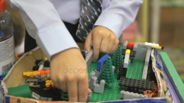 Bilinmeyen bir çocuk seti bina ile oynarken elinde