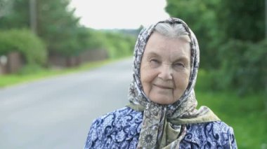 Gülümseyen olgun yaşlı kadın portresi. Yakın çekim