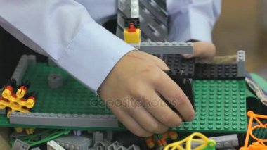 Bilinmeyen bir çocuk seti bina ile oynarken elinde