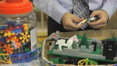 Bilinmeyen bir çocuk seti bina ile oynarken elinde