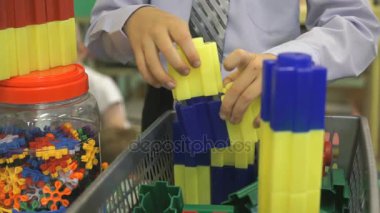 Bilinmeyen bir çocuk seti bina ile oynarken elinde