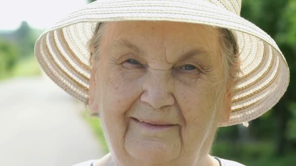 Πορτρέτο του χαμογελώντας ηλικιωμένη γυναίκα ντυμένη με καπέλο — Αρχείο Βίντεο