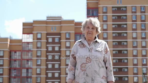 Lächelnde ältere Frau hebt die Hand mit Schlüsseln nach oben — Stockvideo