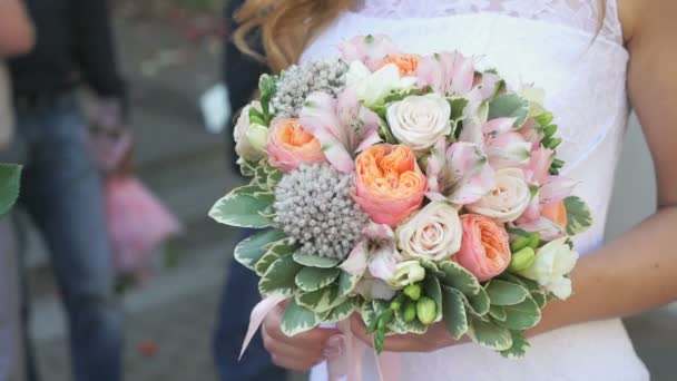 Close-up of bride holding bridal bouquet outdoors — Stock Video