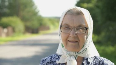 Gözlük gülümseyen olgun yaşlı kadın portresi