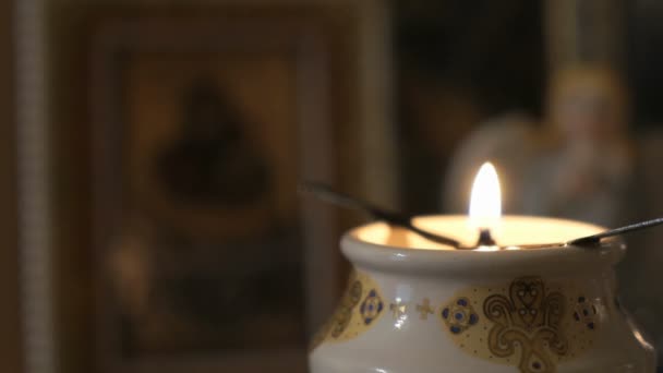 Olejová lampa s hořící svíčku v kostele církve — Stock video