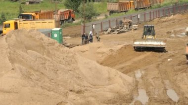 Yaz aylarında büyük kum yığını üzerinde çalışma buldozer