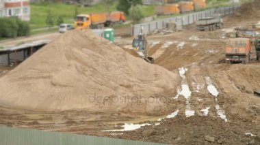 Yaz aylarında büyük kum yığını üzerinde çalışma buldozer