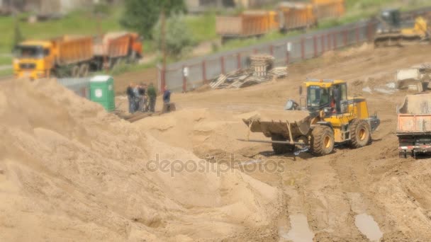 Bulldozer arbetar på stora högen av sand i sommar — Stockvideo