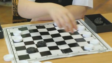Çocuk anaokulu kapalı dama oynar