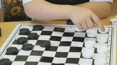 Çocuk anaokulu kapalı dama oynar