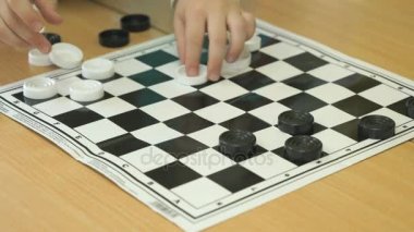 Çocuk anaokulu kapalı dama oynar