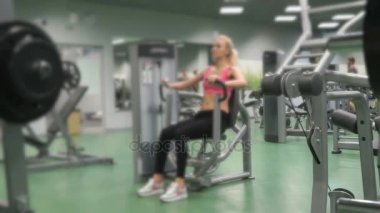 Kapalı spor salonunda nişanlı güzel sarışın kız