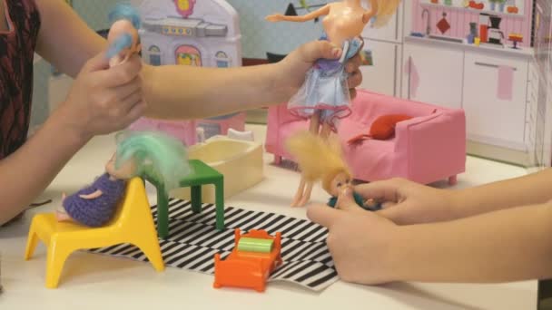 Дети играют в детском саду в помещении — стоковое видео