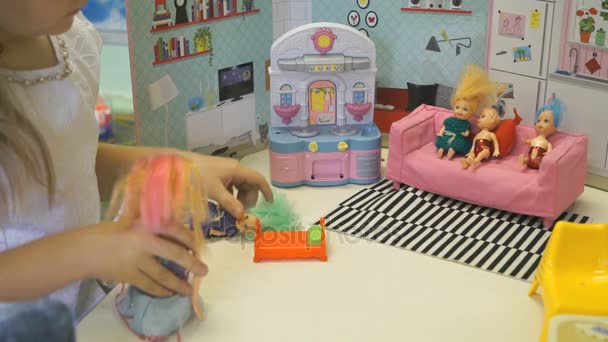 El niño juega en el jardín de infantes en interiores — Vídeos de Stock