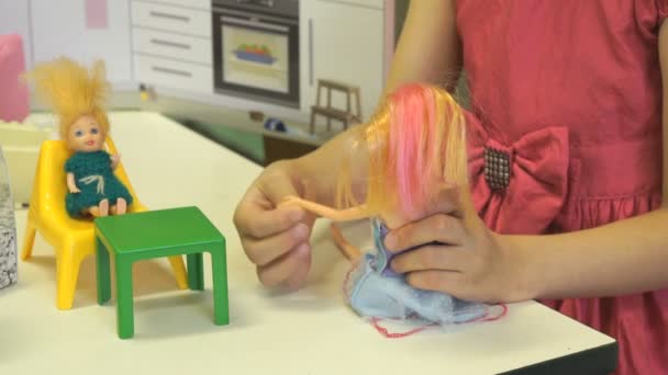 Dziecko odgrywa w przedszkolu w pomieszczeniu — Wideo stockowe