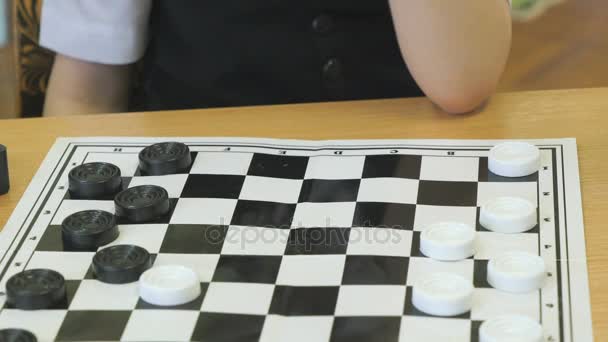 Das Kind spielt im Kindergarten drinnen Checker — Stockvideo