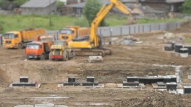 İnşaat araç ve inşaatçılar açık havada