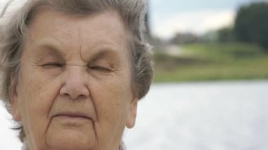 Ciddi olgun yaşlı kadın açık havada portresi