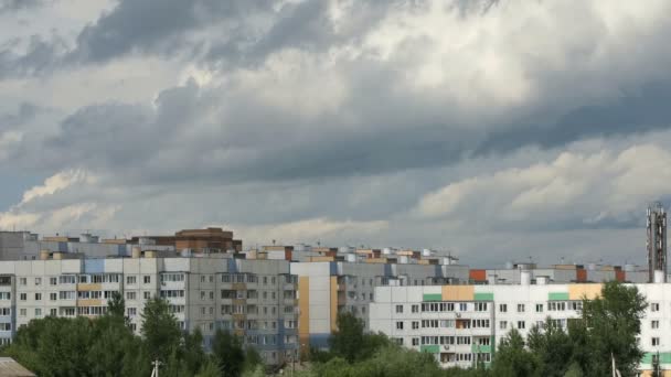 Tiempo-lapso de funcionamiento de nubes sobre edificios — Vídeo de stock