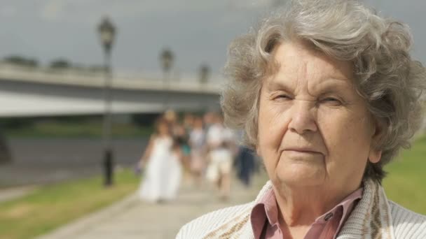 Retrato de anciana madura seria al aire libre — Vídeo de stock