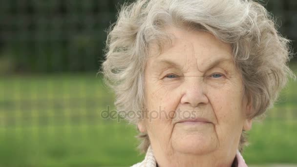 Ciddi olgun yaşlı kadın açık havada portresi — Stok video