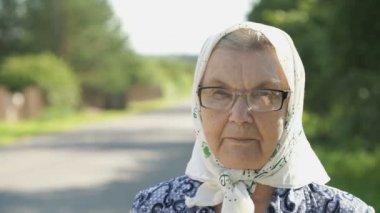 Bardaklarda ciddi olgun yaşlı kadın. Yakın çekim