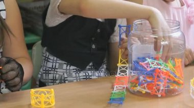 Anaokulunda kapalı çocuk oyun