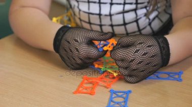 Küçük kız anaokulunda kapalı çalış