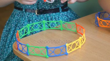 Küçük kız anaokulunda kapalı çalış