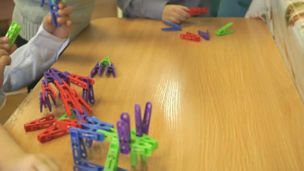 Діти грають в дитячому садку в приміщенні — стокове відео