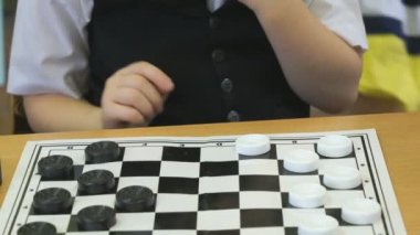 Çocuk anaokulu kapalı dama oynar