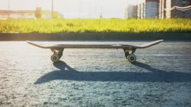 Kaykaycı çocuk kaykay üzerinde metrelik Close-Up