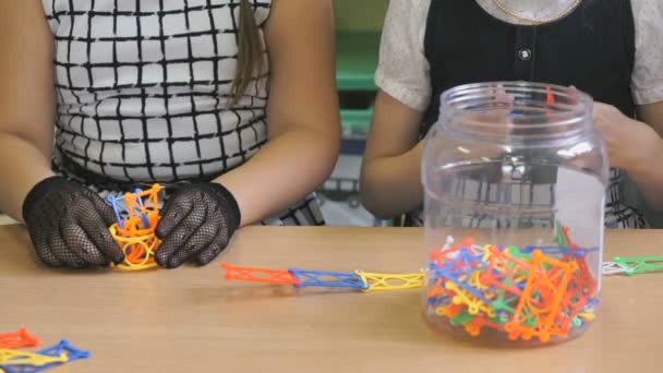 Kinder spielen im Kindergarten drinnen — Stockvideo