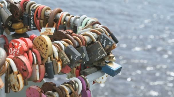 Pequenos cadeados com nomes recém-casados pendurados no tubo — Vídeo de Stock