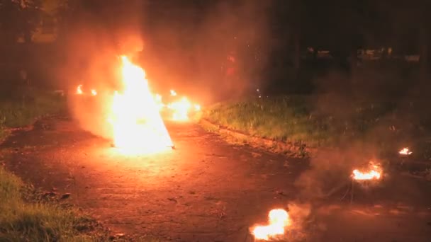 Espectáculo de fuego en la noche en verano al aire libre — Vídeos de Stock