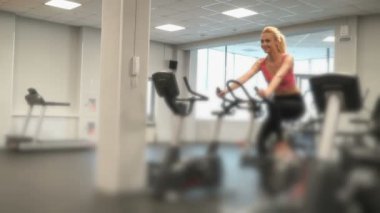 Spor yapan atlet sarışın