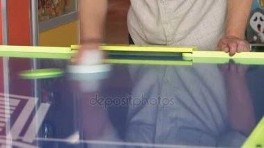 Yakın çekim yakışıklı bir hava hokeyi oynayan adamın