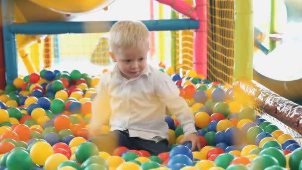 Little boy in an entertaining childrens complex — Stock Video