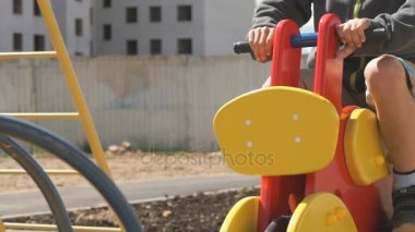 Küçük çocuk binmek at - açık havada salıncak
