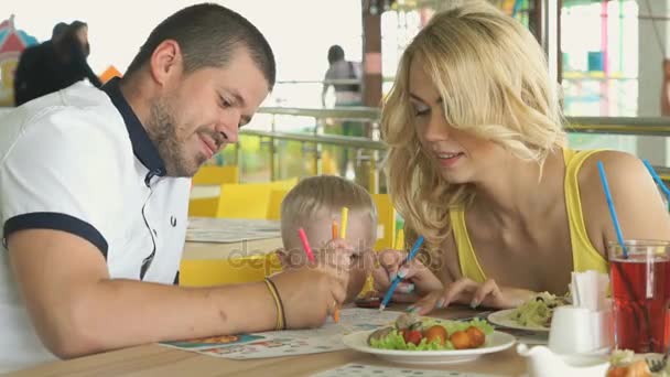 Junge Familie in einem unterhaltsamen Kinderkomplex — Stockvideo