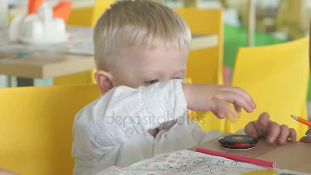 Liten pojke i en underhållande childrens komplexa — Stockvideo