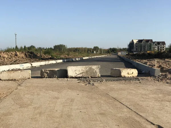Yolun karşısında beton bloklarla engellenen yol