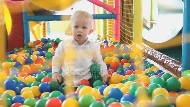 Little boy in an entertaining childrens complex — Stock Video