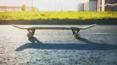 Kaykaycı çocuk kaykay üzerinde metrelik Close-Up